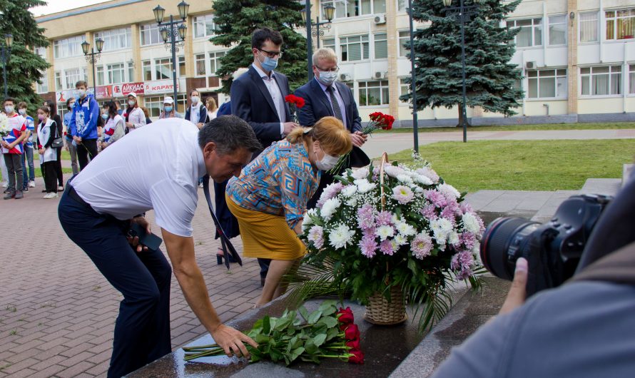 ЦВЕТЫ К ПОДНОЖИЮ ПАМЯТНИКА