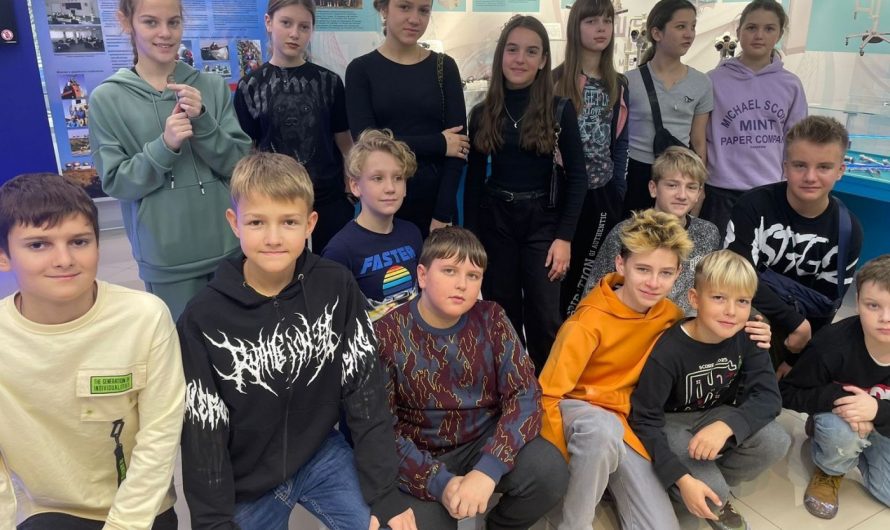 ГИМНАЗИСТЫ ПОСЕТИЛИ КРАСНОГОРСКИЙ ЗАВОД ИМ. С.А. ЗВЕРЕВА