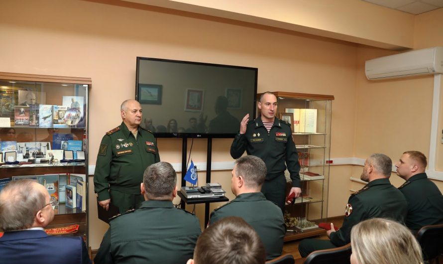 ЗАЩИТНИКИ РОДИНЫ ВСТРЕТИЛИСЬ СО ШКОЛЬНИКАМИ И МОЛОДЫМИ СПЕЦИАЛИСТАМИ В РЕУТОВЕ