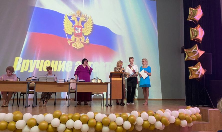 ПОЗДРАВИЛИ ВЫПУСКНИКОВ