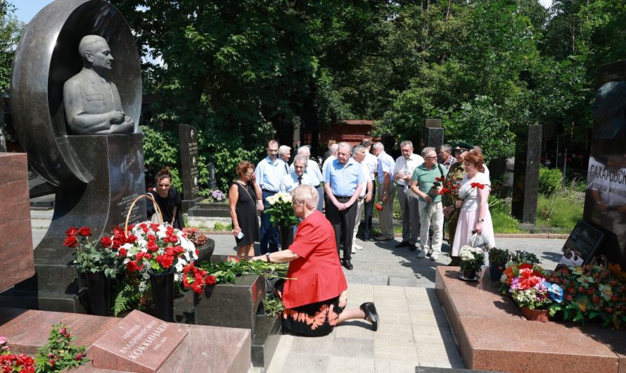 ПОКЛОНИЛИСЬ ВЕЛИКОМУ КОНСТРУКТОРУ