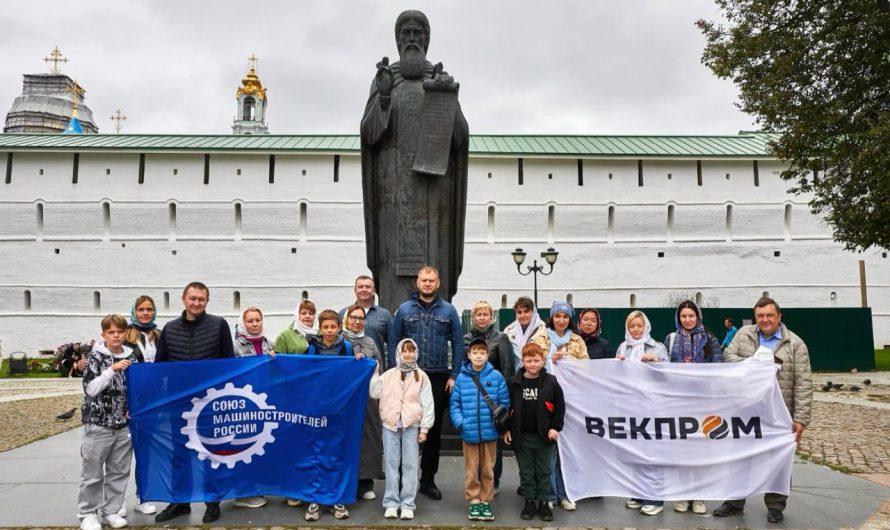ВЕКПРОМ ПРИКОСНУЛСЯ К ДУХОВНЫМ ИСТОКАМ: ПАЛОМНИЧЕСТВО В СВЯТО-ТРОИЦКУЮ СЕРГИЕВУ ЛАВРУ