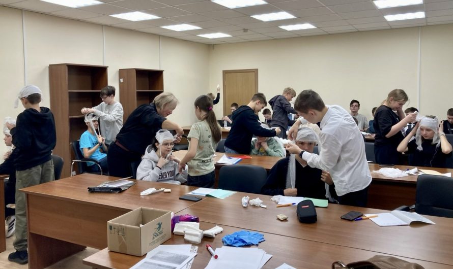 УЧАТСЯ ОКАЗЫВАТЬ ПЕРВУЮ ПОМОЩЬ