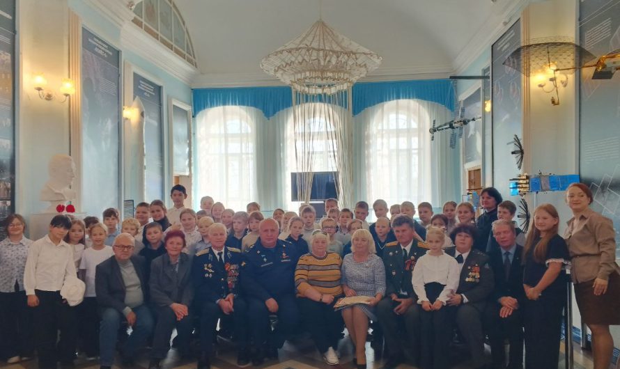 ПОЗНАКОМИЛИСЬ С РАКЕТНО-КОСМИЧЕСКОЙ ОТРАСЛЬЮ