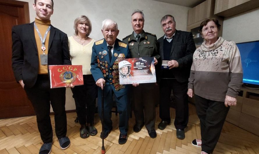 ПРЕДСТАВИТЕЛИ КТРВ ПОЗДРАВИЛИ ВЕТЕРАНА РАКЕТНО-КОСМИЧЕСКОЙ ОТРАСЛИ СО 107-ЛЕТИЕМ