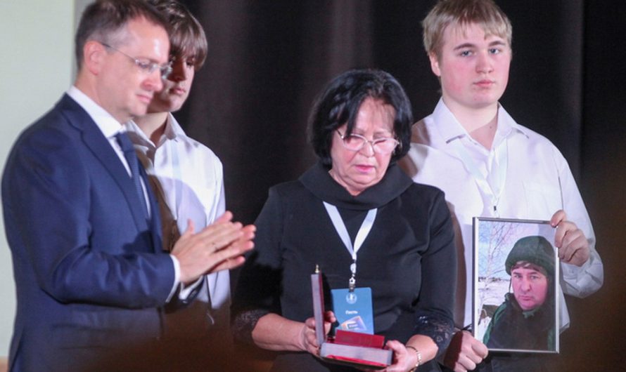 ВЛАДИМИР МЕДИНСКИЙ ПЕРЕДАЛ ОРДЕН МУЖЕСТВА РОДНЫМ ПОЭТА АЛЕКСЕЯ ПОЛУБОТЫ