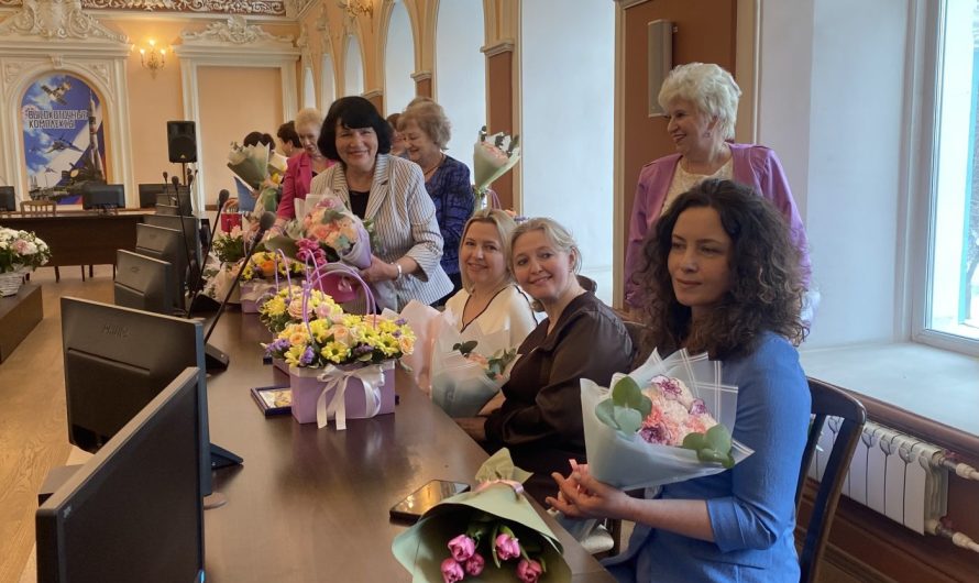 ПОЗДРАВИЛИ СОТРУДНИЦ «МЕТАЛЛИСТА»