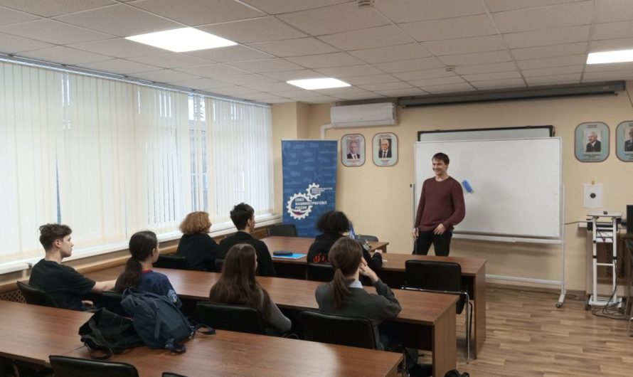 ФИЗИКА ОБЪЕДИНЯЕТ ТЕОРИЮ И ЭКСПЕРИМЕНТЫ ДЛЯ ПОНИМАНИЯ МИРА