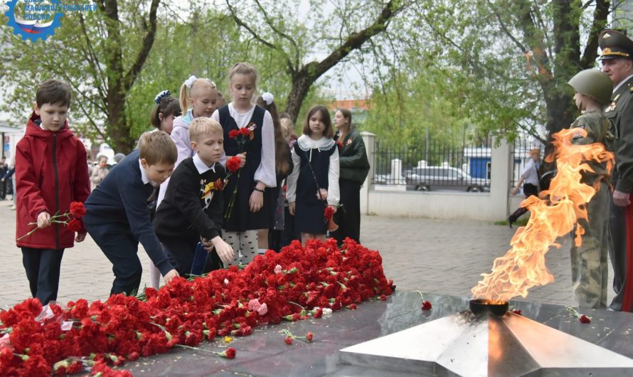 ВАХТА ПАМЯТИ У ЗАВОДСКОГО МЕМОРИАЛА